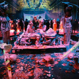 John Galliano autumn/winter 2008
Celá show byla laděná do buddhistické a orientální tématiky
John Galliano autumn/winter 2008
Celá show byla laděná do buddhistické a orientální tématiky