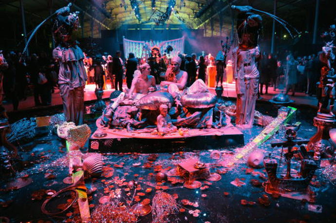 John Galliano autumn/winter 2008

Celá show byla laděná do buddhistické a orientální tématiky
