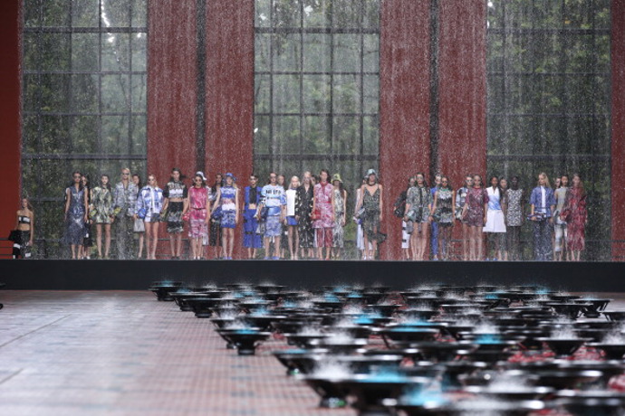 Kenzo spring/summer 2014

Tato přehlídka přinesla déšť a její autoři chtěli připomenout přílišné rybaření
