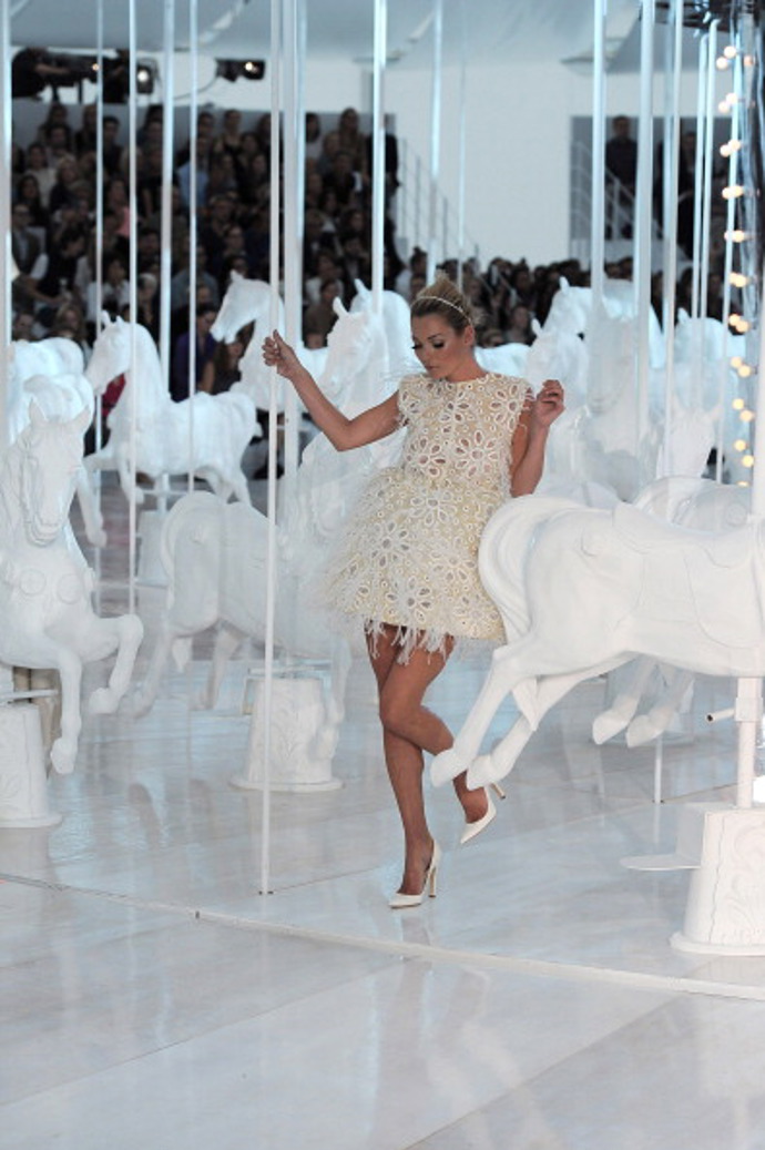 Louis Vuitton spring/summer 2012

Marc Jacobs postavil pro tuto show kolotoč přímo v Louvru
