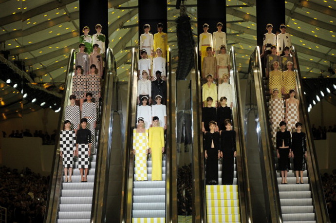 Louis Vuitton spring/summer 2013

Na této přehlídce modelky jezdily po čtyřech eskalátorech

