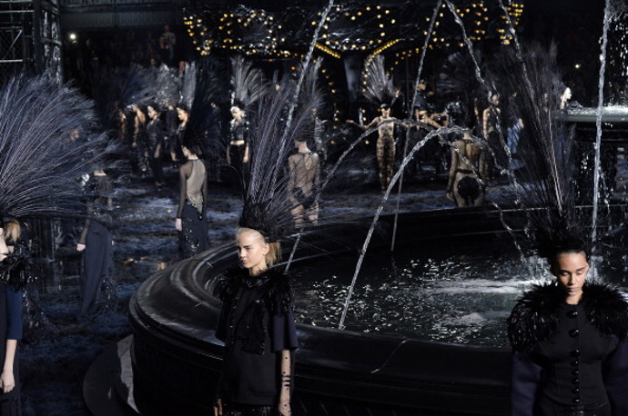 Louis Vuitton spring/summer 2014

Pro svou poslední přehlídku u Louise Vuittona vytvořil Marc Jacobs ty nejzajímavější instalace ze svých předchozích přehlídek, tedy kolotoč, fontánu, eskalátory i výtahy.

