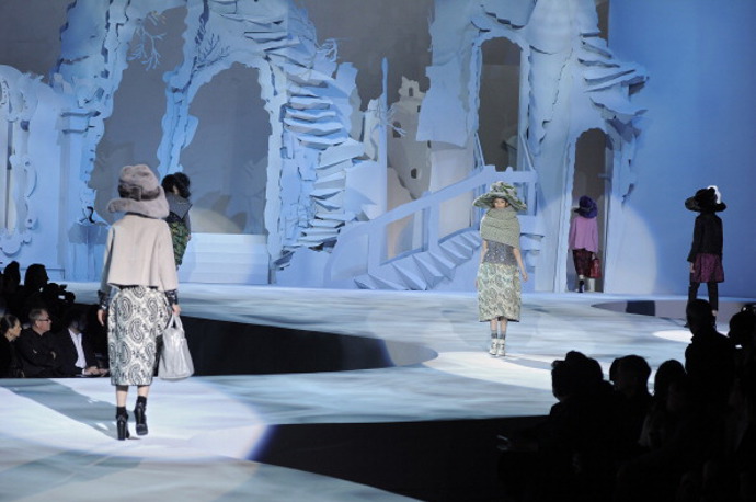 Marc Jacobs autumn/winter 2012

Papírové kulisy pro tuto přehlídku navrhla Rachel Feinstein.
