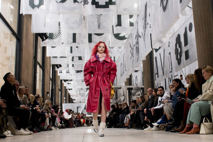 Miu Miu autumn/winter 2018

Tuto přehlídku zdobily velké nápisy a ilustrace inspirujících žen.
