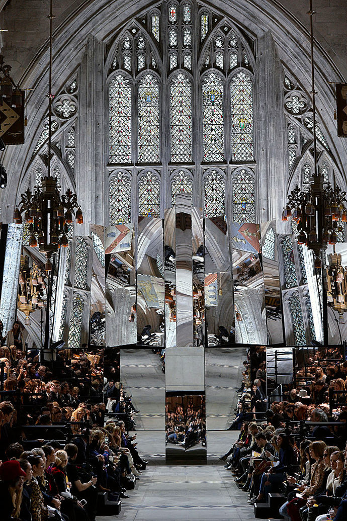 Mulberry autumn/winter 2016

Surrealistická přehlídka Mulberry s velkým zrcadlem se konala v londýnském Guildhall
