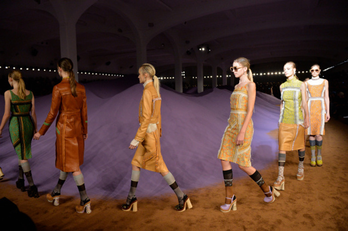 Prada spring/summer 2015

Zde modelky chodily mezi fialovými dunami a v písku
