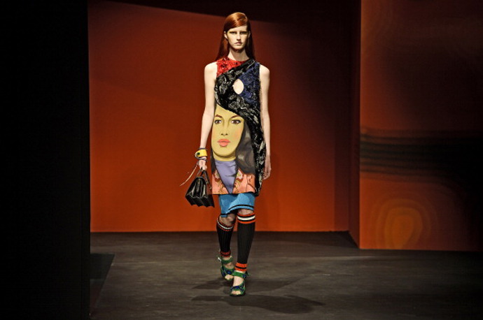 Prada spring/summer 2014

Na této show spolupracovala Miuccia Prada s několika umělci, kteří vytvořili ilustrace symbolizující ženskost a sílu.
