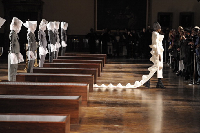 Thom Browne autumn/winter 2012

Přehlídku Thoma Browneho lemovalo deset rakví

