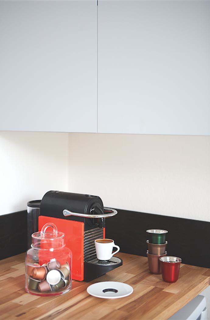 Bez dobré kávy by pro Janku nebylo ani ráno dobré. Proto mají v její nové kuchyni kávovar, barevné kapsle a stylové kalíšky Nespresso své místo jisté.
