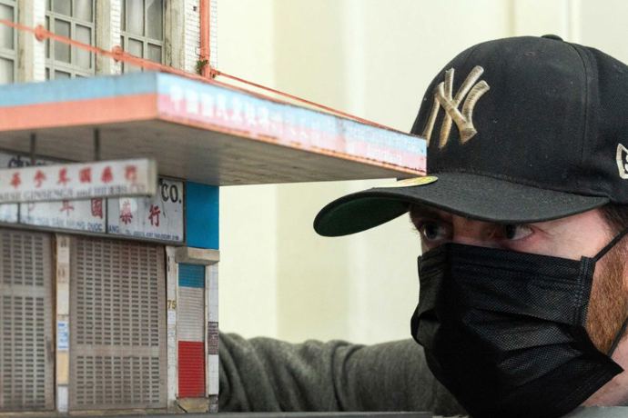 Dřív vytvářel obrazy pomocí barevných sprejů a šablon, což se mu teď hodí.
Dřív vytvářel obrazy pomocí barevných sprejů a šablon, což se mu teď hodí.
