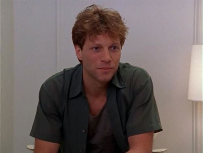 16. Seth
V malé roli Setha, s nímž se Carrie setká v čekárně u své nové psycholožky, se v seriálu objevil zpěvák Jon Bon Jovi. Carrie se od doktorky G. dozvěděla, že si vybírá špatné muže. To se jí potvrdilo, když se jí Seth přiznal, že jakmile se s nějakou ženou vyspí, docela o ni ztratí zájem.
16. Seth
V malé roli Setha, s nímž se Carrie setká v čekárně u své nové psycholožky, se v seriálu objevil zpěvák Jon Bon Jovi. Carrie se od doktorky G. dozvěděla, že si vybírá špatné muže. To se jí potvrdilo, když se jí Seth přiznal, že jakmile se s nějakou ženou vyspí, docela o ni ztratí zájem.
