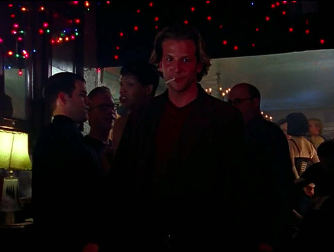 19. Jake
Jake neskončil v tomto žebříčku na nějakém mnohem nižším místě zřejmě jen kvůli tomu, že ho hraje Bradley Cooper. Nebyl to tak špatný muž, ale nevzešlo z něj také nic dobrého. Carrie ho potkala večer v klubu v den, kdy vyšel New York Magazine s její naprosto příšernou fotografií na obálce. Jake měl být ten, kdo jí den zlepší, když se však zastavili v trafice pro cigarety, objevil inkriminovaný časopis a začal si z Carrie kvůli němu dělat legraci. Nic moc.
19. Jake
Jake neskončil v tomto žebříčku na nějakém mnohem nižším místě zřejmě jen kvůli tomu, že ho hraje Bradley Cooper. Nebyl to tak špatný muž, ale nevzešlo z něj také nic dobrého. Carrie ho potkala večer v klubu v den, kdy vyšel New York Magazine s její naprosto příšernou fotografií na obálce. Jake měl být ten, kdo jí den zlepší, když se však zastavili v trafice pro cigarety, objevil inkriminovaný časopis a začal si z Carrie kvůli němu dělat legraci. Nic moc.