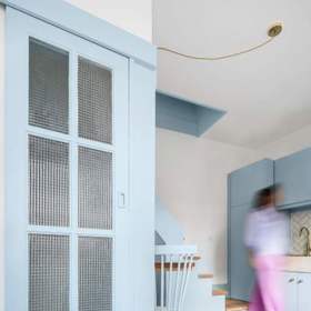 V dlažbě architekt odhalil skrytý poklad – vycítil, že v kombinaci s novým vybavením to bude to pravé. 
