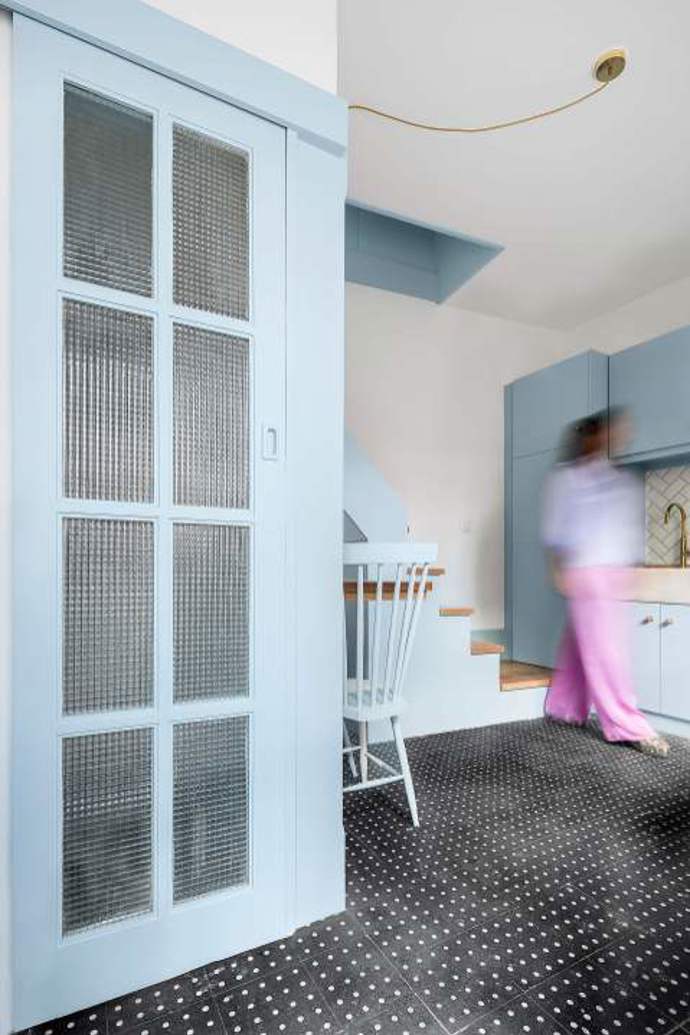 V dlažbě architekt odhalil skrytý poklad – vycítil, že v kombinaci s novým vybavením to bude to pravé. 
