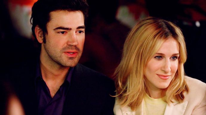 4. Jack Berger
Vztahu s Jackem Bergerem (Ron Livingston) dávala Carrie spoustu nadějí. Vtipný spisovatel se však po chvíli změnil v žárlivého muže, který nedokáže snést, když je žena úspěšnější než on. A to mu Carrie koupila košili od Prady.
4. Jack Berger
Vztahu s Jackem Bergerem (Ron Livingston) dávala Carrie spoustu nadějí. Vtipný spisovatel se však po chvíli změnil v žárlivého muže, který nedokáže snést, když je žena úspěšnější než on. A to mu Carrie koupila košili od Prady.