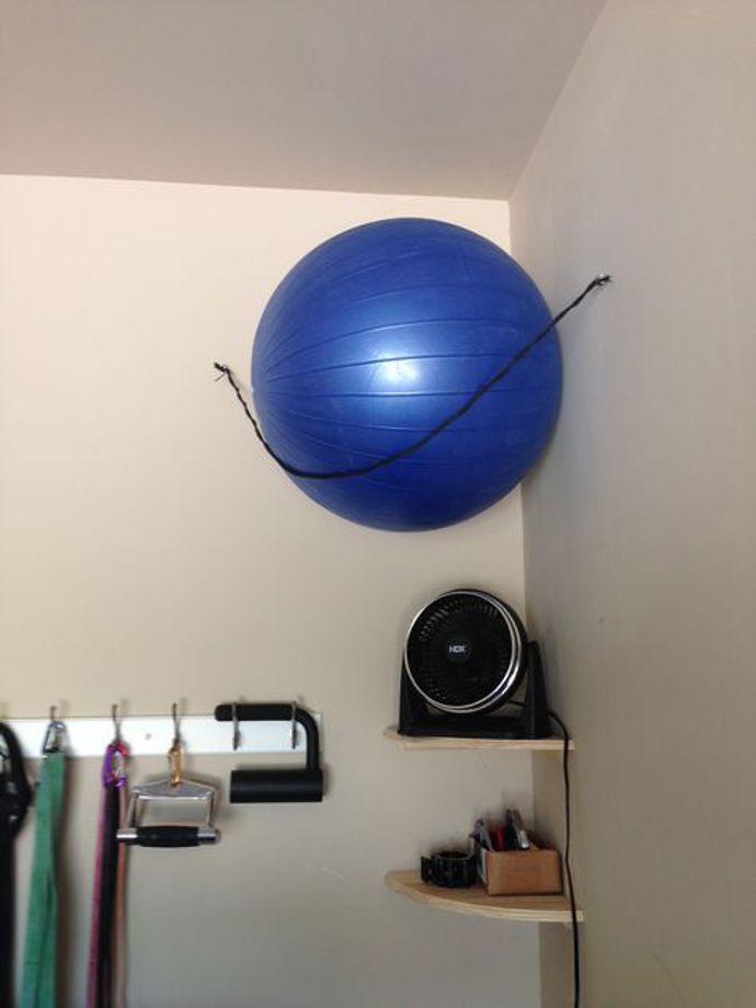 Gymnastický balon zabírá místo a když na něm zrovna necvičíte, většinou jen všude překáží. Zavěste ho elegantně do rohu místnosti – stačí k tomu jen kousek obyčejného provázku nebo tkalounu a dva šroubky. Foto: Thrifdecor.com
