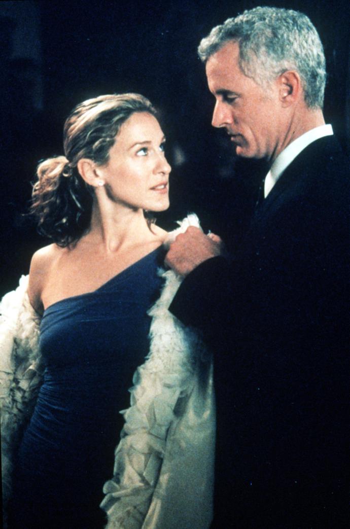 9. Bill Kelley alias Ten politik
S Billem Kelley (John Slattery) to vypadalo slibně, jeho vztahu s Carrie tvůrci věnovali dokonce dva díly seriálu. Carrie začala nosit šaty a kostýmky ve stylu Jackie Kennedy a do Billa se snad i zamilovala. Než se objevily jeho poněkud zvláštní sexuální touhy. Když je Carrie nepřímo odmítla, Bill se rozhodl s ní vztah ukončit, protože se k jeho kampani nehodí, aby chodil se sloupkařkou, která píše o sexu. Tak mu to Carrie ve svém sloupku hezky vrátila.
9. Bill Kelley alias Ten politik
S Billem Kelley (John Slattery) to vypadalo slibně, jeho vztahu s Carrie tvůrci věnovali dokonce dva díly seriálu. Carrie začala nosit šaty a kostýmky ve stylu Jackie Kennedy a do Billa se snad i zamilovala. Než se objevily jeho poněkud zvláštní sexuální touhy. Když je Carrie nepřímo odmítla, Bill se rozhodl s ní vztah ukončit, protože se k jeho kampani nehodí, aby chodil se sloupkařkou, která píše o sexu. Tak mu to Carrie ve svém sloupku hezky vrátila.