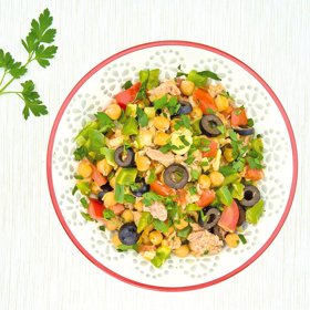 Varianta 2: Cizrna se zeleninou a tuňákem

Ingredience:


	
	150 g vařené nebo sterilované cizrny 
	
	
	50 g tuňáka ve vlastní šťávě 
	
	
	10 g olivového oleje (1 PL) 
	
	
	15 g černých oliv (5 ks) 
	
	
	50 g zelené papriky (½ ks) 
	
	
	100 g rajče (1–2 ks) 
	
	
	špetka soli 
	
	
	špetka pepře 
	
	
	½ cibule
	
	
	5 g česneku (1 stroužek) 
	


Postup: Cizrnu uvaříme dle návodu na sáčku, popř. použijeme konzervovanou. Na oleji osmahneme cibuli a česnek. Přidáme nakrájenou papriku a chvíli restujeme. Pak přidáme nakrájená rajčata a ještě chvíli restujeme. Nakonec přidáme tuňáka bez šťávy a olivy nakrájené na kolečka. Vše důkladně promícháme s cizrnou a ihned podáváme. 

1 porce, 30 minut, 431 kcal/1810 kJ
