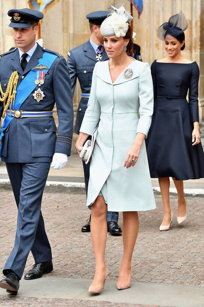 Kate miluje Alexandera McQueena a tento kabátek od něj má dokonce ve třech barvách. Tento světle modrý oblékla na nějakou významnou událost už počtvrté.
