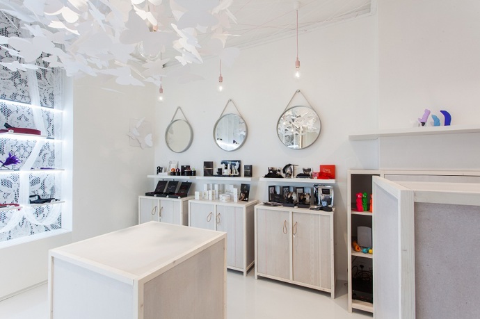 Mnohem více než sex-shopu se toto místo blíží luxusnímu butiku.
Mnohem více než sex-shopu se toto místo blíží luxusnímu butiku.
