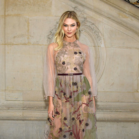 Karlie Kloss na přehlídce Dior.
