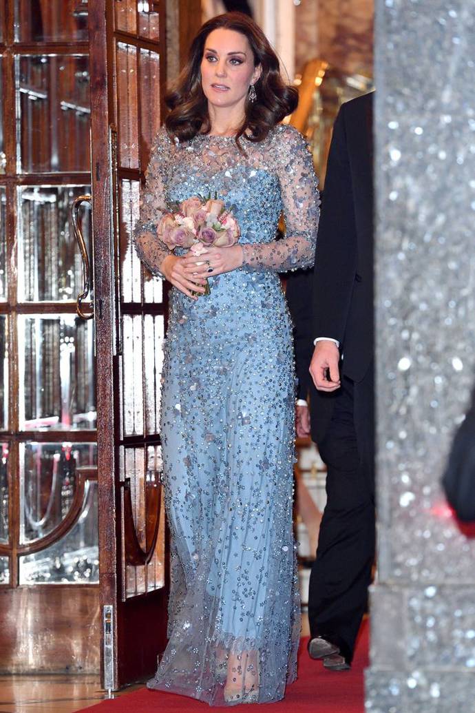 Royal Variety Performance show 2017 a modré oslnivé šaty s dlouhým rukávem od Jenny Packham. Ne nadarmo lidé přirovnávali Kate k Else z Ledového království.
