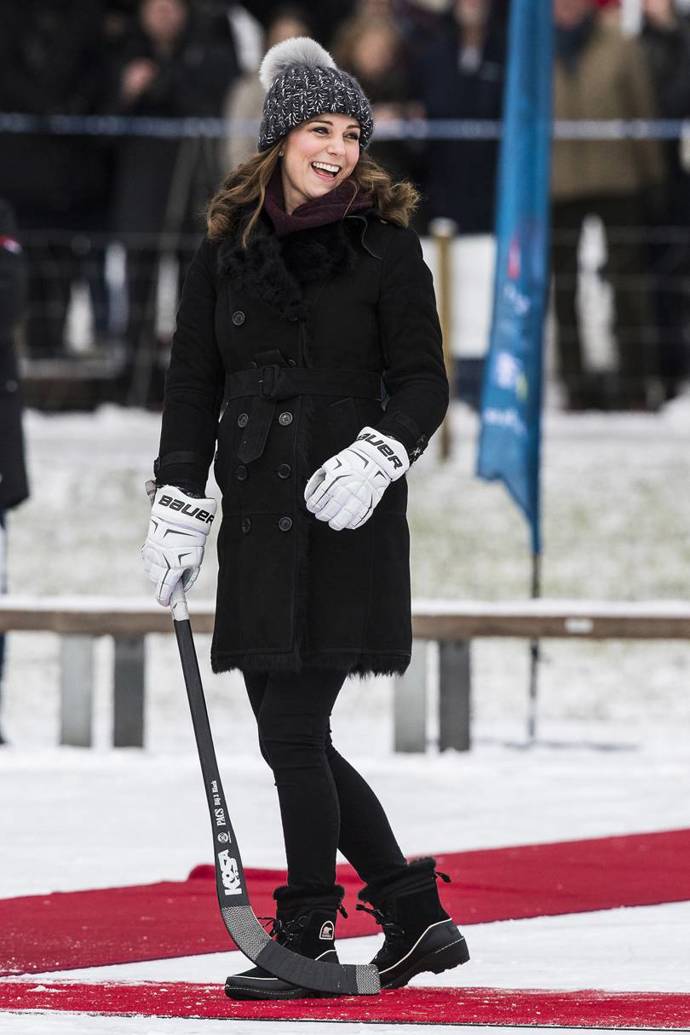 Návštěva Švédska si hraní hokeje přímo žádá, a tak ani vévodkyně z Cambridge nezůstala pozadu.
