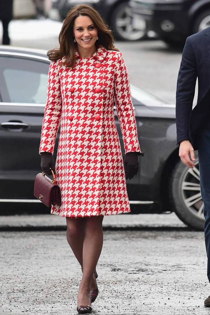 Červenobílý kabát s kohoutí stopou od Catherine Walker nás na Kate velmi mile překvapil.
