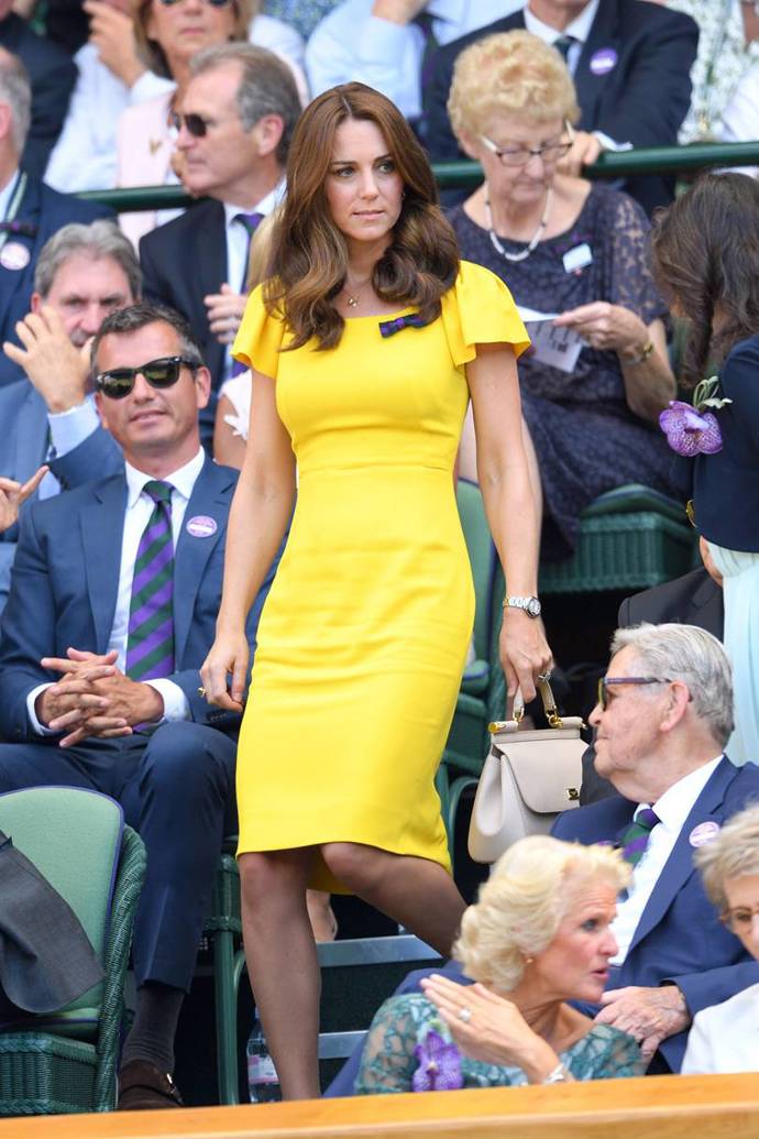 Na tenisový turnaj ve Wimbledonu Kate zvolila zářivé žluté šaty od Dolce & Gabbana.
