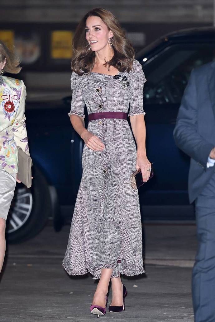 Tvídové šaty Erdem doplněné vínovými sametovými lodičkami a psaníčkem od Jimmyho Choo si Kate oblékla do Victoria & Albert muzea v Londýně.
