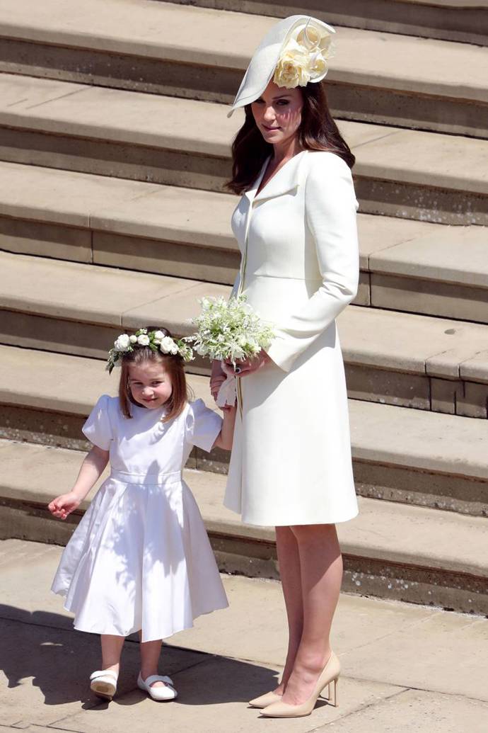 Svatba Harryho a Meghan a Kate s dcerou Charlotte. Kate opět vsadila na Alexandera McQueena s kloboukem od Philipa Treacyho a nude Jimmy Choo lodičky. Nemůžeme se na ní vynadívat.
