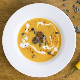 Varianta 2: Batátový krém s marinovaným tempehem

Ingredience:


	
	500 g batátů 
	
	
	100 g cibule (2 ks) 
	
	
	2 stroužky česneku 
	
	
	30 g čerstvého zázvoru (4 cm) 
	
	
	500 ml zeleninového vývaru 
	
	
	30 ml řepkového oleje (3 PL) 
	
	
	40 g dýňových semínek (4 PL) 
	
	
	1 g pepře (špička nože) 
	
	
	1 g soli (špička nože) 
	
	
	60 g marinovaného tempehu 
	
	
	50 ml ovesné smetany (na zjemnění krému)
	


Postup: Cibuli orestujeme na řepkovém oleji. Přidáme na tenké plátky pokrájený česnek a necháme rozvonět, dále na kostičky nakrájené batáty, které krátce orestujeme a zalijeme vývarem. Jakmile batáty změknou (cca 20 min), rozmixujeme je pomocí ponorného mixéru na hladký krém. Pokud je polévka moc hustá, přilijeme trochu vývaru. Dosolíme a ochutíme čerstvě mletým pepřem a najemno nastrouhaným zázvorem. Dýňová semínka orestujeme nasucho na pánvi a dáme stranou. Následně na pánvi se lžící řepkového oleje orestujeme na kostičky pokrájený tempeh. Polévku podáváme posypanou kostičkami tempehu a dýňovými semínky. Můžeme zjemnit lžící ovesné smetany. Můžeme ji také posypat chilli vločkami.

4 porce, doba přípravy 30 minut, 6274 kJ (1568 kJ na 1 porci)
