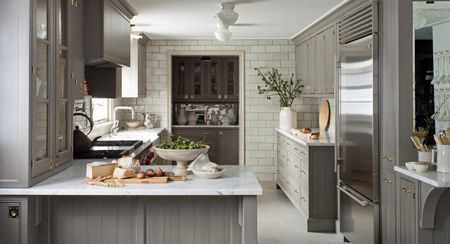 Provence styl sluší nejvíc kuchyním. Šedohnědá linka u nás není moc obvyklá, ale v kombinaci se správnými materiály a barvami vypadá nádherně. Foto: Helengreendesign.com
