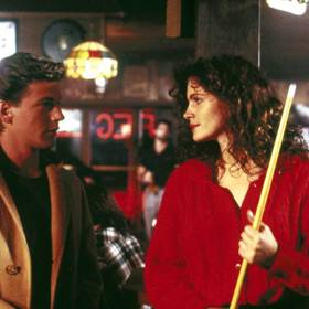 Mystic Pizza

První hlavní roli ztvárnila Julia v romantické komedii Mystic PIzza z roku 1988. Červený cardigan a kudrnaté vlasy byly v té době jejím poznávacím znamením.
