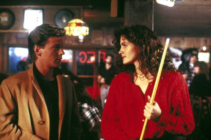 Mystic Pizza

První hlavní roli ztvárnila Julia v romantické komedii Mystic PIzza z roku 1988. Červený cardigan a kudrnaté vlasy byly v té době jejím poznávacím znamením.
