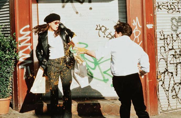 Notting Hill

Pokud se něco z filmu Notting Hill stalo tak známé, jako věta "Jsem jenom holka, která stojí před klukem, a žádá ho, aby ji miloval.", pak je to rozhodně kombinace černého baretu, kožené bundy, slunečních brýlí a bílého trička politého pomerančovým džusem.
