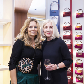 Šéfredaktorka Marianne Monika Mudranincová a Kateřina Gluntz, PR manažerka značky Longchamp.
V pozadí složené různé variace kabelek Le Pliage.
Šéfredaktorka Marianne Monika Mudranincová a Kateřina Gluntz, PR manažerka značky Longchamp.
V pozadí složené různé variace kabelek Le Pliage.
