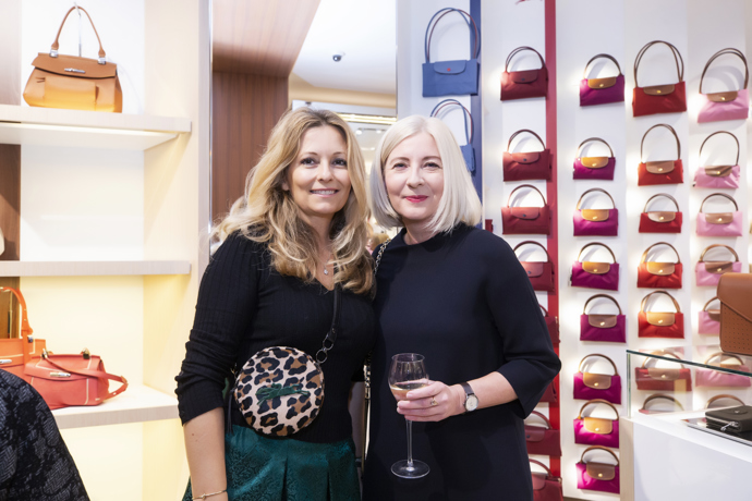 Šéfredaktorka Marianne Monika Mudranincová a Kateřina Gluntz, PR manažerka značky Longchamp.
V pozadí složené různé variace kabelek Le Pliage.
Šéfredaktorka Marianne Monika Mudranincová a Kateřina Gluntz, PR manažerka značky Longchamp.
V pozadí složené různé variace kabelek Le Pliage.