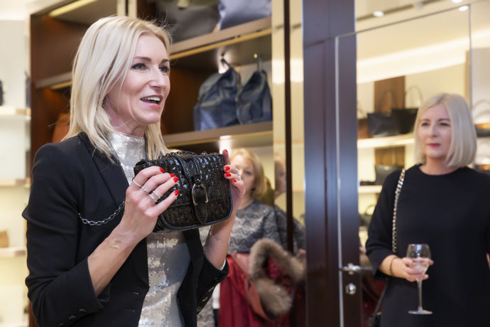 Klára představuje model Amazone, který se hodí k večerním outfitům.
Klára představuje model Amazone, který se hodí k večerním outfitům.