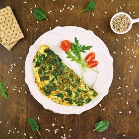 Varianta 2: Omeleta s rukolou, špenátem a slunečnicovými semínky

Ingredience: 


	
	50 g slepičího vejce (1 ks) 
	
	
	40 g bílků ze slepičích vajec (ze 2 vajec) 
	
	
	30 g baby špenátu (1 hrst) 
	
	
	30 g rukoly (1 hrst) 
	
	
	10 g loupaných slunečnicových semínek (1 polévková lžíce) 
	
	
	50 ml čerstvého polotučného mléka 
	
	
	3 g soli (0,5 čajové lžičky) 
	
	
	3 g pepře (0,5 čajové lžičky) 
	
	
	5 g přepuštěného másla (ghí, 1 čajová lžička) 
	
	
	25 g žitného knäckebrotu (2 ks) 
	


Postup: V misce rozšleháme vidličkou vajíčko, bílky a mléko a vmícháme také sůl a pepř. Přidáme rukolu, špenát a slunečnicová semínka a ještě jemně promícháme. Směs vlijeme na rozpálenou pánvičku potřenou přepuštěným máslem (ghí) a z obou stran osmažíme. Podáváme s žitným knäckebrotem. 

1 porce, doba přípravy 15 minut, 295 kcal/1240 kJ
