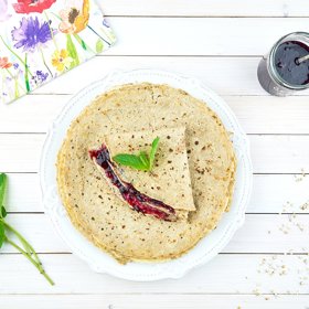 Varianta 1: Pohankové palačinky s džemem z černého rybízu

Ingredience:


	
	500 ml mandlového mléka 
	
	
	200 g pohankové mouky 
	
	
	50 g slepičího vejce (1 ks) 
	
	
	sůl (na špičku nože) 
	
	
	20 g olivového oleje (2 lžíce na postupné vymazávání pánve) 
	
	
	200 g džemu z černého rybízu (nebo z jahod, meruněk apod.) 
	


Postup: Do nádoby vlijeme mléko, přidáme vejce, vmícháme pohankovou mouku, osolíme a vše pořádně prošleháme metlou. Těsto necháme chvíli odpočinout. Pokud je těsto stále řídké, přidáme mouku. Pak můžeme smažit tenké palačinky na olivovém oleji. Ze stejného těsta je možné smažit i silnější lívance. Palačinky potřeme džemem a podáváme. 

4 porce, doba přípravy do 1 hodiny, 5746 kJ (342 kcal/1437 kJ na 1 porci)
