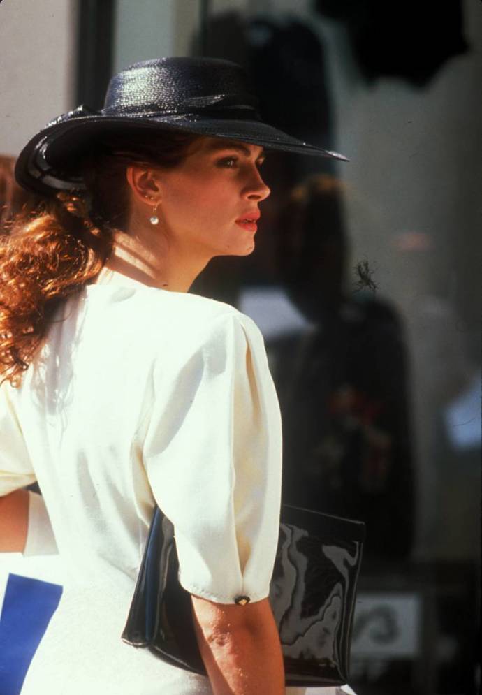 Pretty Woman

V té zřejmě naprosto nejlepší nakupovací scéně, co se kdy objevila na filmovém plátně, má Julia na sobě bílé šaty s vycpávkami na ramenou a krásný černý klobouk. Nikdy nezapomeneme na hlášku: "Máte procenta z prodeje? Škoda. Veliká škoda."
