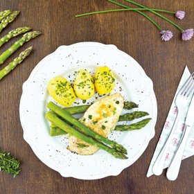 Varianta 1: Kuřecí prso zapečené se sýrem, chřest a brambory

Ingredience: 


	
	600 g kuřecích prsou (cca 4 prsa) 
	
	
	500 g chřestu (čerstvého nebo z konzervy) 
	
	
	20 g másla (1 polévková lžíce) 
	
	
	80 g 30% plátkového sýru (4 plátky) 
	
	
	400 g brambor 
	
	
	sůl 
	
	
	pepř 
	
	
	bylinky (např. tymián, bazalka, rozmarýn)
	


Postup: Troubu předehřejeme na 200 °C. Kuřecí prsa omyjeme, osušíme a vložíme do máslem vymazaného pekáčku. Osolíme, opepříme a dáme péct do trouby asi na 15 minut. Důležité je vybírat maso kvalitní, čerstvé – to poznáme např. podle světle růžové barvy a podle vůně – neměl by být cítit žádný zápach. Brambory pořádně umyjeme a uvaříme ve slupce v osolené vodě. Čerstvý chřest očistíme a necháme asi 5 minut podusit v páře (konzervovaný již čistit nemusíme). Jakmile je maso propečené (zkusíme to tím, že jej rozkrojíme), položíme na každý steak plátek sýru a ještě krátce zapečeme, dokud se sýr nerozteče. Kuřecí plátek podáváme s chřestem a bramborami. Můžeme dochutit a ozdobit bylinkami.

4 porce, doba přípravy do 60 min, 6140 kJ (1535 kJ na 1 porci) 
