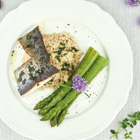 Varianta 1: Pečený pstruh s celozrnným kuskusem a zeleninou

Ingredience:


	
	300 g filetu pstruha (2 filety) 
	
	
	20 g másla (1 PL) 
	
	
	20 g bylinek (2 PL, směs čerstvých bylinek ze zahrádky, petrželka, provensálské koření apod.) 
	
	
	3 g soli (½ ČL – čajové lžičky) 
	
	
	100 g celozrnného kuskusu 
	
	
	400 g chřestu (nebo cukety) 
	


Postup: Máslo rozehřejeme na pánvi, vložíme filety ze pstruha a opečeme jej z obou stran. Dochutíme solí a bylinkami. Chřest krátce povaříme (3–5 minut) v osolené vodě. Můžeme ho propláchnou studenou vodou, aby si udržel zelenou barvu. (Umytou cuketu nakrájíme na cca 1 cm silná kolečka a nasucho upečeme v troubě, na grilu nebo na pánvi). Kuskus připravíme dle návodu na obale. Filet servírujeme společně s kuskusem a chřestem nebo jinou zeleninou. 

2 porce, doba přípravy 30 minut, 4012 kJ (478 kcal/2006 kJ na 1 porci)
