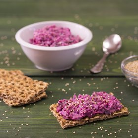 Varianta 2: Fazolová pomazánka s červenou řepou

Ingredience: 


	
	½ hrnku vařených fazolí typu ledvina 
	
	
	½ červené řepy 
	
	
	3 polévkové lžíce odtučněného tvarohu 
	
	
	1 lžička křenu 
	
	
	1 lžička sezamu 
	
	
	špetka soli 
	
	
	2 ks žitného knäckebrotu 
	


Postup: Uvařené fazole umeleme na masovém strojku nebo rozmixujeme společně se sezamovými semínky. Přidáme tvaroh, nahrubo nastrouhanou červenou řepu, na jemno nastrouhaný křen a sůl a dobře promícháme. Podáváme s žitným knäckebrotem. 

1 porce, 10 minut 285 kcal/1195 kJ 
