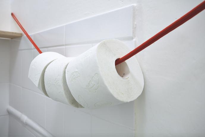 Místo klasického držáku na toaletní papír Janka použila obyčejné barevné lano z provaznictví.
Místo klasického držáku na toaletní papír Janka použila obyčejné barevné lano z provaznictví.