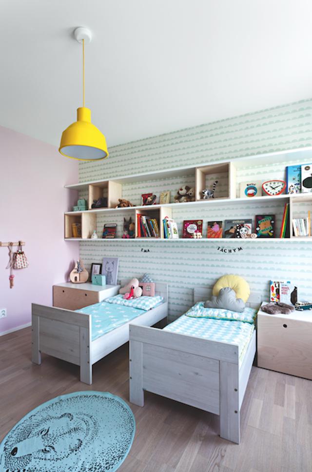 Jednoduché police Andrea rozčlenila pomocí překližkových boxů vyrobených na míru. Jana i děti je mohou posouvat podle aktuální potřeby a použít i jinde než na zdi.
