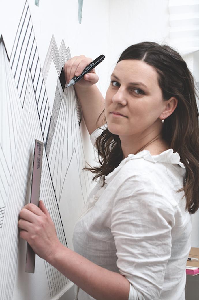Jen co Janka vymalovala, pustila se do nástěnné kresby. Pokud to chcete zkusit taky, budete potřebovat jen pravítko a černý lihový fix se šikmým hrotem.
Jen co Janka vymalovala, pustila se do nástěnné kresby. Pokud to chcete zkusit taky, budete potřebovat jen pravítko a černý lihový fix se šikmým hrotem.