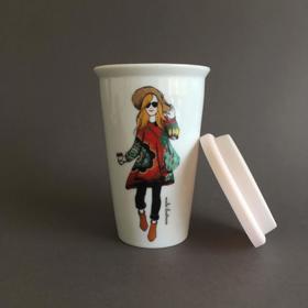 Porcelánový termohrnek s autorskou ilustrací má dvojitou stěnu, tudíž se nepřehřívá a je příjemný k držení horkého nápoje. Silikonové víčko zabraňuje úniku tekutiny při chůzi či jízdě. Objem 250 ml, 590 Kč, Fler.cz
