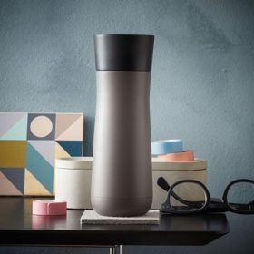 Hrnek WMF Impulse má otevírání 360°, které umožňuje pití z jakékoli části. Během řízení auta tak nemusíte hledat tu správnou stranu s otvorem! 447 Kč, Kulina.cz
